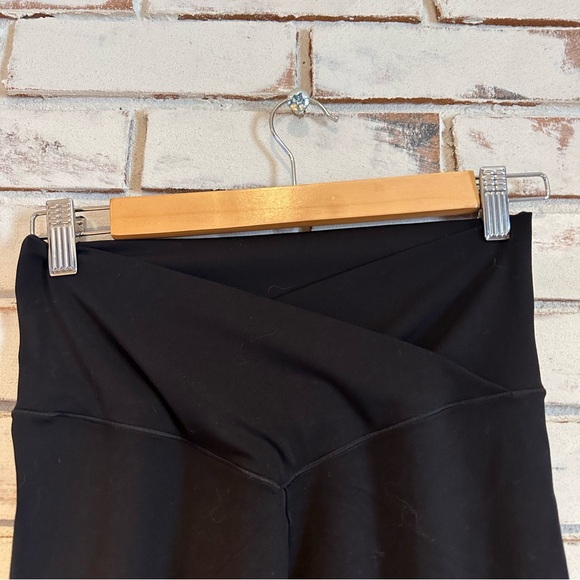 Aerie offline black cross over Leggings - large - Picture 3 of 5